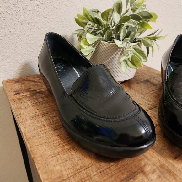 Dansko Black Patent Leather Loafers Size 38 - Picture 3 of 10